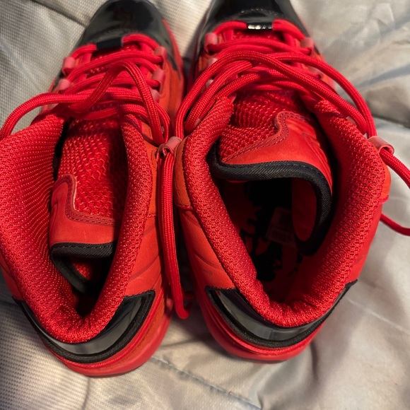 Reebok Red Sneakers with High-Top Design and Shiny Black Accents - Picture 4 of 8